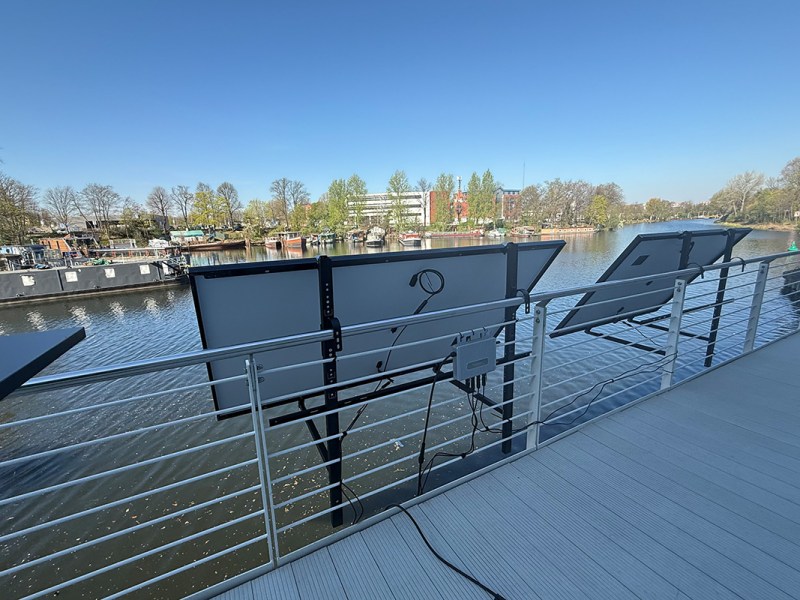Balkonkraftwerke mit Speicher im Test: Stecker rein, Strom speichern, Geld sparen